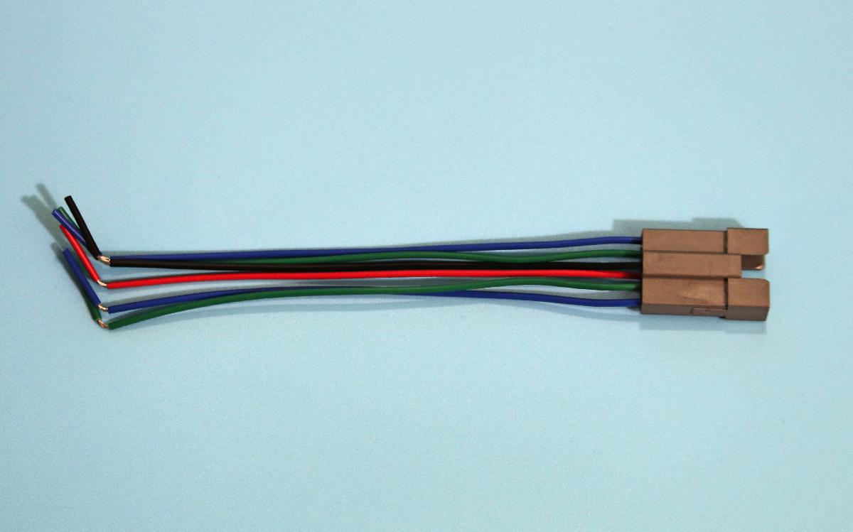 Fassung mit 15 cm Kabelbaum für 22 mm Schalter/Taster Fassung mit 15 cm Kabelbaum für 22 mm Schalter/Taster